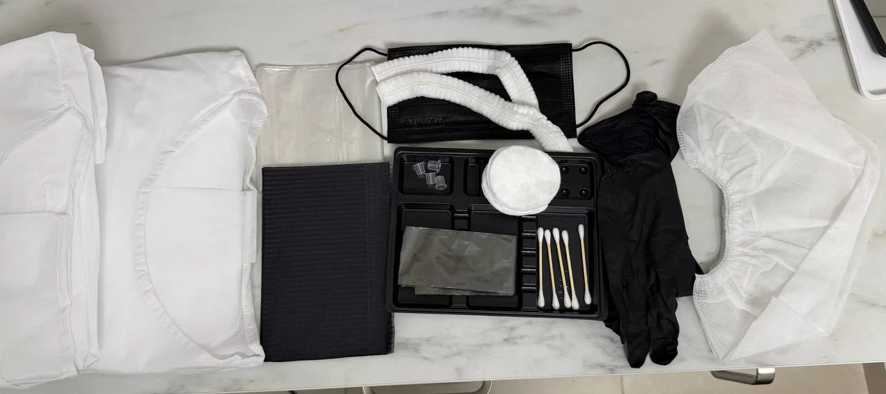 Competition base kit with disposable protection, pigment tray, pigment caps, gloves, cotton items, mask, and table materials.